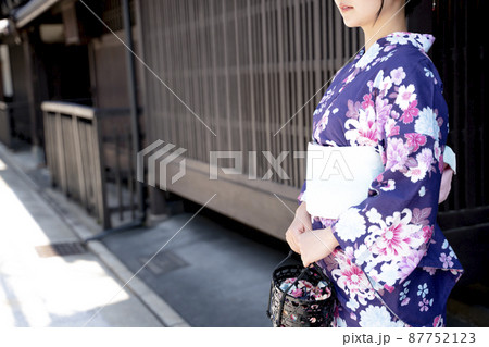浴衣で京都を観光する女性 87752123