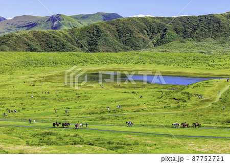 阿蘇を代表する観光地 美しい草千里ヶ浜(熊本県阿蘇市) 阿蘇を代表する観光地 美しい草千里ヶ浜(熊本県阿蘇市) 87752721