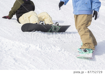 スノーボードを滑る子供 87752729