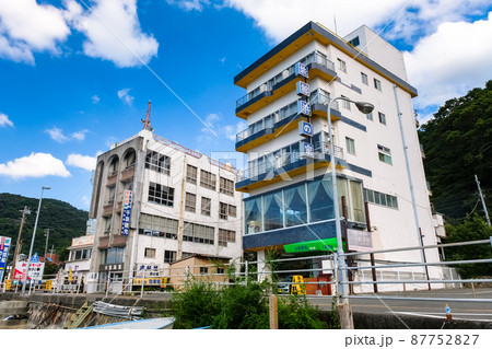 静岡県沼津市 内浦湾 三津海水浴場前の街並み 静岡県沼津市 内浦湾 三津海水浴場前の街並み 87752827
