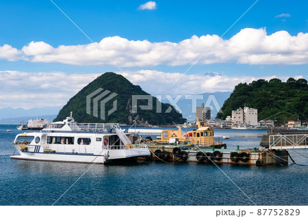 静岡県沼津市 内浦湾、遊覧船と淡島 87752829