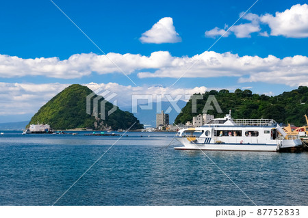 静岡県沼津市 内浦湾、遊覧船と淡島 87752833