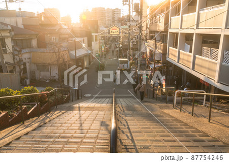 《東京都》夕暮れの谷中銀座・夕焼けだんだん 87754246