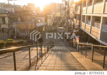 《東京都》夕暮れの谷中銀座・夕焼けだんだん 87754251