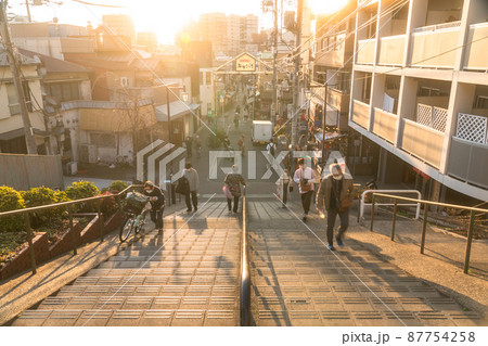 《東京都》夕暮れの谷中銀座・夕焼けだんだん 87754258