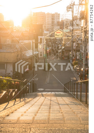 《東京都》夕暮れの谷中銀座・夕焼けだんだん 《東京都》夕暮れの谷中銀座・夕焼けだんだん 87754262