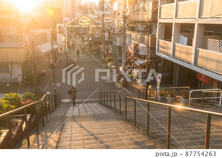 《東京都》夕暮れの谷中銀座・夕焼けだんだん 87754263