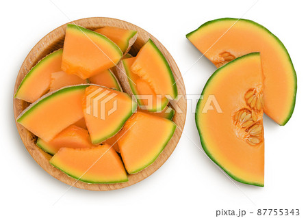 Cantaloupe melon pieces in wooden bowl isolated on white background with clipping path and full depth of field. Top view. Flat lay 87755343