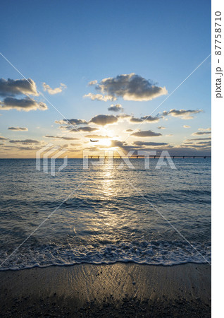 沖縄　瀬長島の夕景 87758710