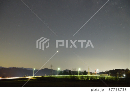 北杜市武川町、舞鶴橋の上にあがったひときわ輝く明けの明星と赤い火星 北杜市武川町、舞鶴橋の上にあがったひときわ輝く明けの明星と赤い火星 87758733
