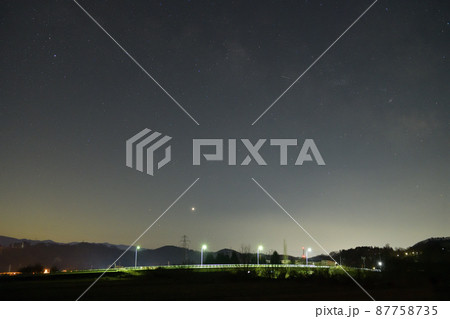 北杜市武川町、舞鶴橋の上にあがったひときわ輝く明けの明星と赤い火星 87758735