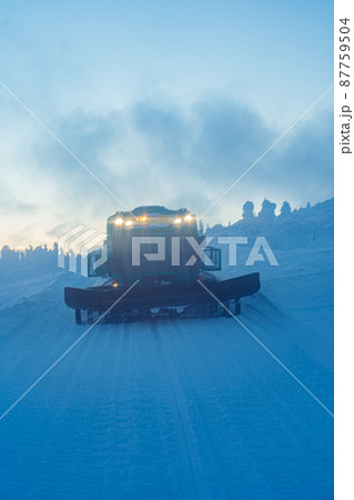 雪の上を走る雪上車 雪の上を走る雪上車 87759504