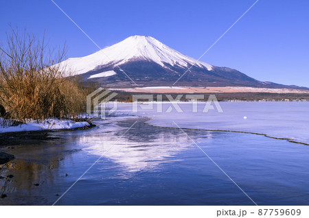 (山梨県)冬の山中湖に映る逆さ富士の絶景 (山梨県)冬の山中湖に映る逆さ富士の絶景 87759609
