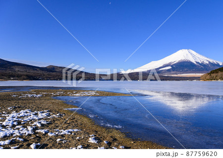 (山梨県)冬の山中湖に映る逆さ富士の絶景 (山梨県)冬の山中湖に映る逆さ富士の絶景 87759620