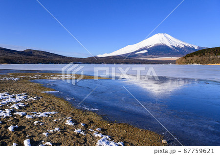 (山梨県)冬の山中湖に映る逆さ富士の絶景 (山梨県)冬の山中湖に映る逆さ富士の絶景 87759621