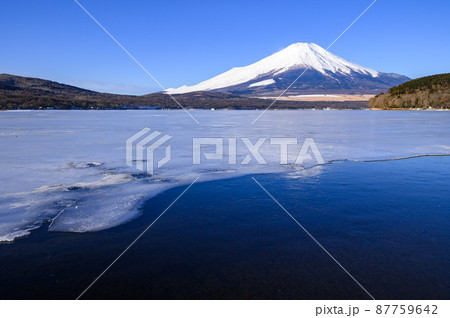 （山梨県）快晴の空と凍った山中湖・富士山の絶景 87759642