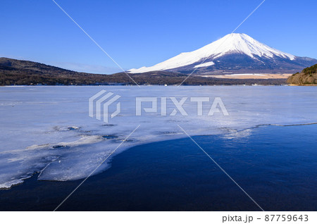 （山梨県）快晴の空と凍った山中湖・富士山の絶景 87759643