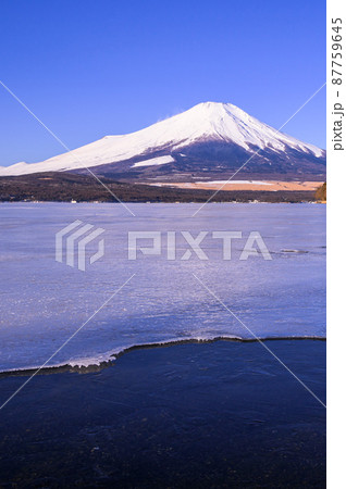 (山梨県)快晴の空と凍った山中湖・富士山の絶景 (山梨県)快晴の空と凍った山中湖・富士山の絶景 87759645