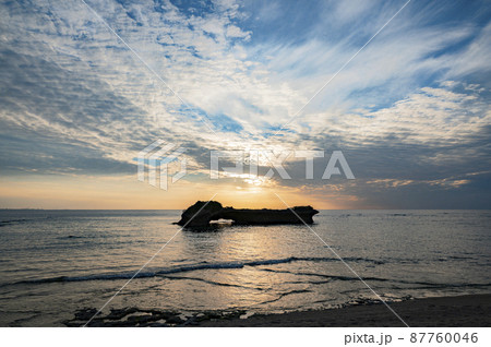 沖縄　渡具知ビーチの夕暮れ 87760046