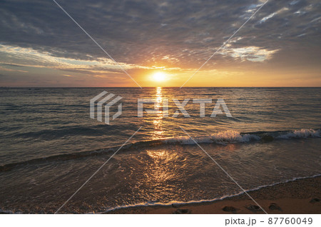 沖縄　渡具知ビーチの夕暮れ 87760049