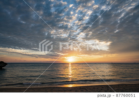 沖縄　渡具知ビーチの夕暮れ 87760051