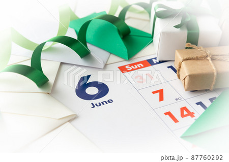 6月のカレンダーとプレゼント ギフト 誕生日 記念日 6月のカレンダーとプレゼント ギフト 誕生日 記念日 87760292