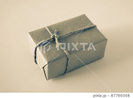 小包1つ 荷物 返礼品 贈り物 配送 輸送 白黒 小包1つ 荷物 返礼品 贈り物 配送 輸送 白黒 87760308