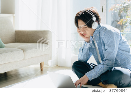 音楽を聞く若い男性 87760844