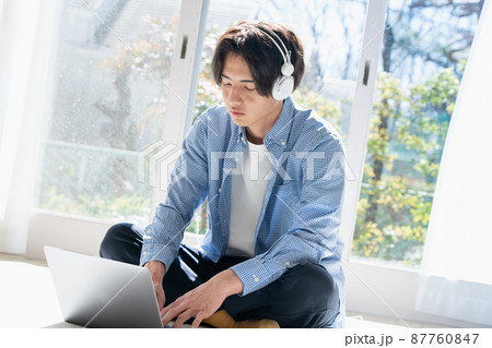 音楽を聞く若い男性 音楽を聞く若い男性 87760847