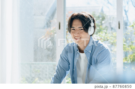 音楽を聞く若い男性 音楽を聞く若い男性 87760850