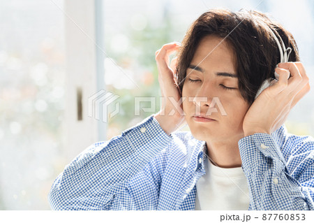 音楽を聞く若い男性 音楽を聞く若い男性 87760853
