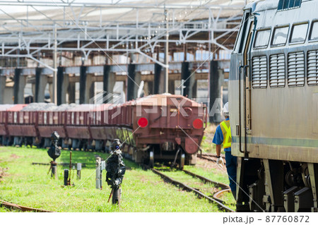 【西濃鉄道】貨物と機関車の連結作業 【西濃鉄道】貨物と機関車の連結作業 87760872
