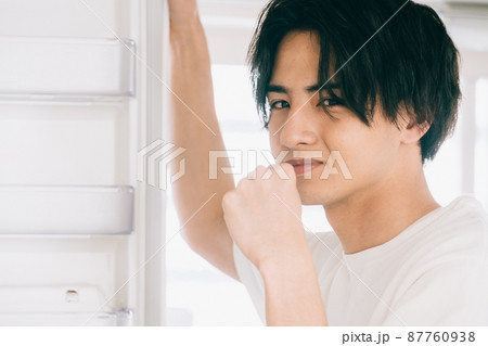 歯磨きをする若い男性 87760938