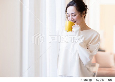 窓辺に立つ女性 窓辺に立つ女性 87761106