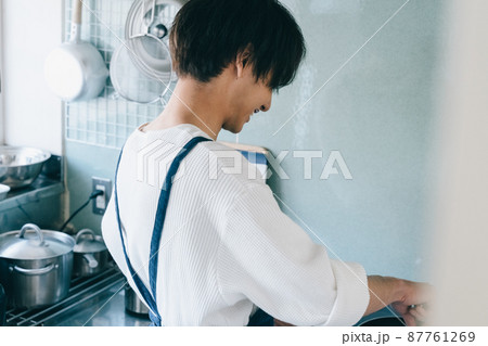 料理をする若い男性 87761269