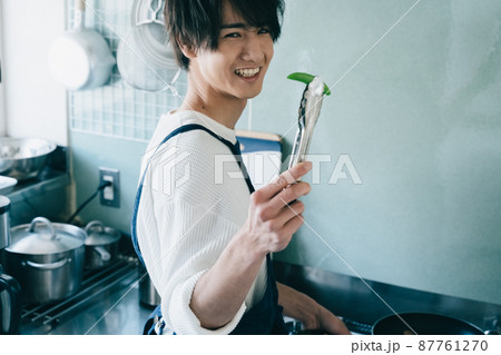 料理をする若い男性 87761270