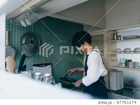 料理をする若い男性 87761274