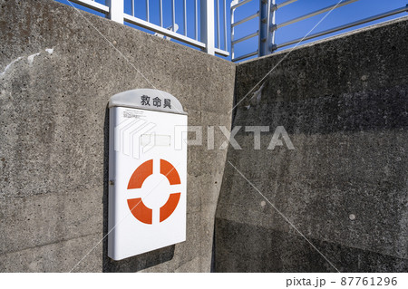 海岸に設置された救命具ボックス(救命浮環) 海岸に設置された救命具ボックス(救命浮環) 87761296