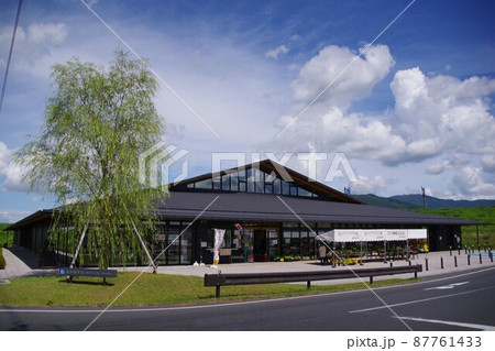 岩手の道の駅平泉の店舗全景 空バック 岩手の道の駅平泉の店舗全景 空バック 87761433