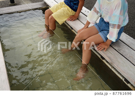足湯に入る子どもたち 足湯に入る子どもたち 87761696