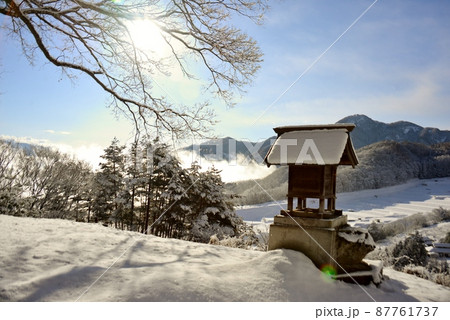 祠に見守られる雪景色の風景 87761737