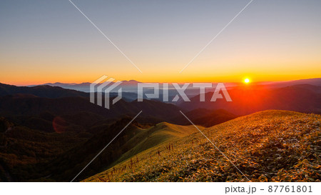 信州ビーナスライン・三峰山の夜明け 信州ビーナスライン・三峰山の夜明け 87761801