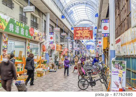 横浜の都市風景　横浜橋通商店街 87762680