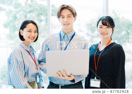 男性と女性のビジネスシーン 87762928