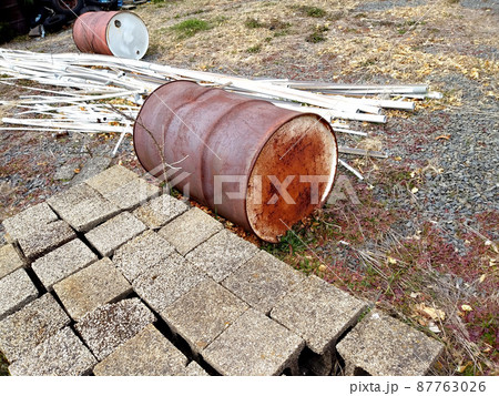 転がっているドラム缶 87763026