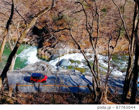 雪解け季節の塩原渓谷  箒川 87763044