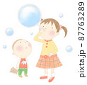 先生の読み聞かせを聞く子供たち 87763289