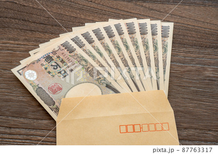 封筒に入った10万円の紙幣 87763317