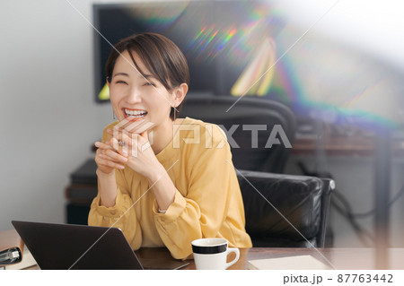 働く女性　30代　ポートレート 87763442