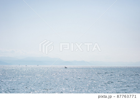 春の海に浮かぶ船 87763771